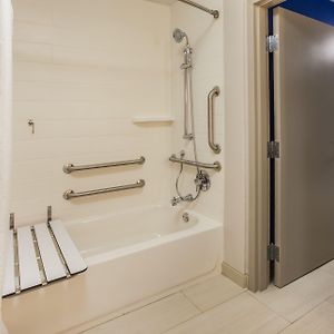 Standard Queen Room Hearing accessible