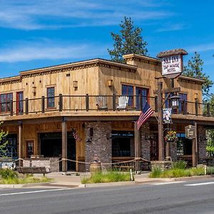Ski Inn Taphouse Hotel