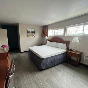 Deluxe King Suite