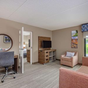 One-Bedroom Queen Suite