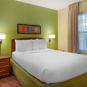 Two-Bedroom Queen Suite