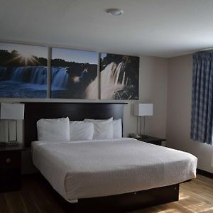Deluxe One-Bedroom King Suite
