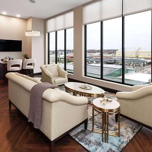 Queen Suite Mobility accessible