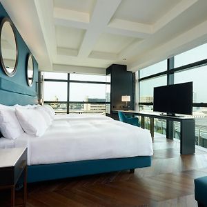 Executive Corner Room