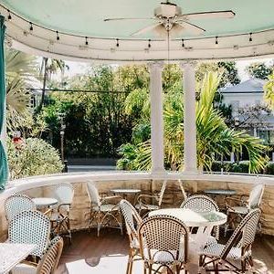 Deluxe Queen At The Curry Mansion - Parking & Heated Pool!