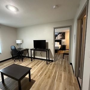 Deluxe One-Bedroom Queen Suite