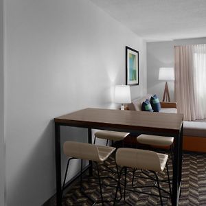 One-Bedroom Queen Suite
