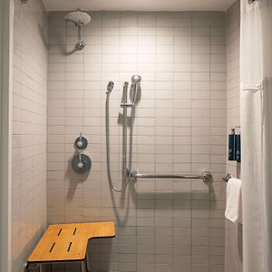 Oceanfront Queen Room Hearing accessible