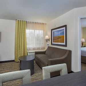 One-Bedroom Queen Suite