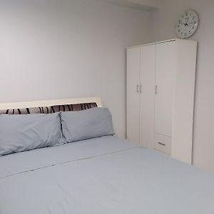Deluxe Queen Studio