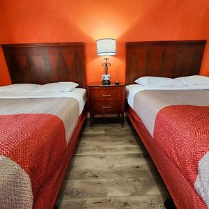 Deluxe Queen Suite
