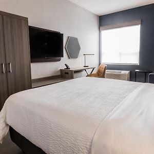 Standard Corner Queen Room