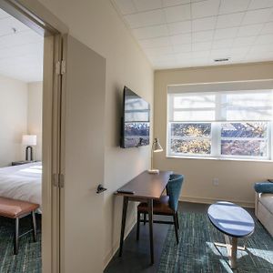 Deluxe King Suite