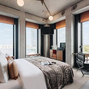 Deluxe Corner King Room