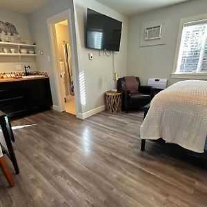 Deluxe Queen Studio