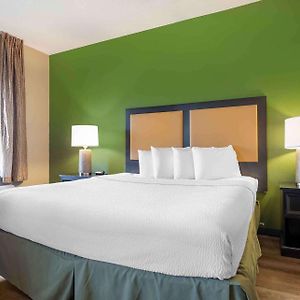 Deluxe Studio 1 Queen Bed Non-Smoking