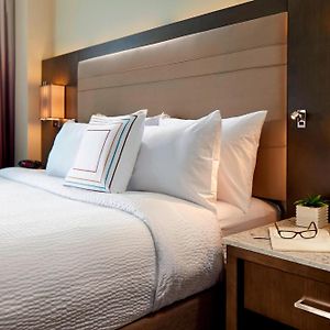 Deluxe One-Bedroom King Suite