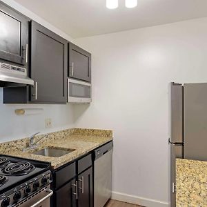 Efficiency Queen Room Mobility accessible
