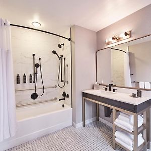 Deluxe  Queen Room Mobility accessible