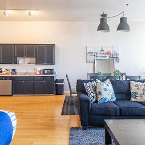 Deluxe Queen Suite
