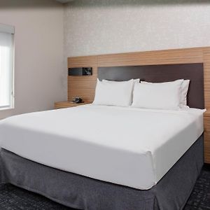 One-Bedroom Queen Suite