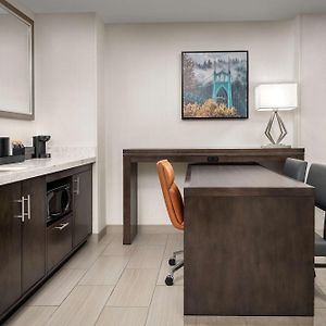 Queen Suite Mobility accessible