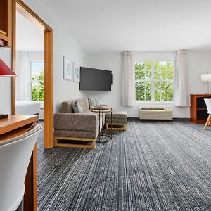 One-Bedroom Queen Suite