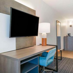 Queen Suite Mobility accessible