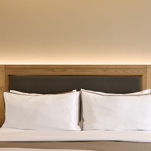Deluxe Corner King Suite