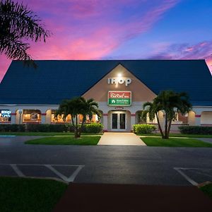 Hometowne Studios By Red Roof Vero Beach - I-95