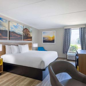 Days Inn & Suites By Wyndham Fort Bragg/Cross Creek Mall