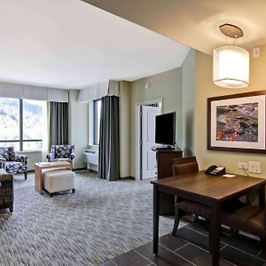 One-Bedroom Corner Queen Suite
