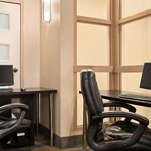 Travelodge By Wyndham Oshawa Whitby