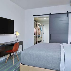 Deluxe  King Room Hearing accessible
