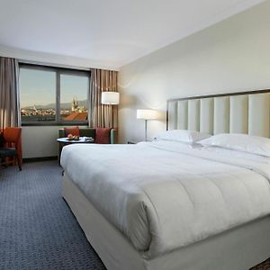 Deluxe King Guest Room