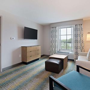 One-Bedroom Queen Suite
