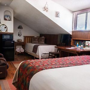 Deluxe Queen Suite