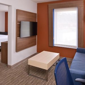 Two-Bedroom Queen Suite