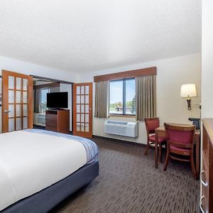 Deluxe One-Bedroom King Suite