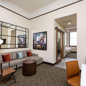 One-Bedroom Queen Suite