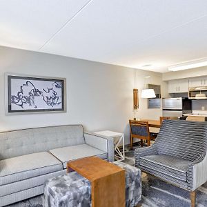 One-Bedroom Queen Suite