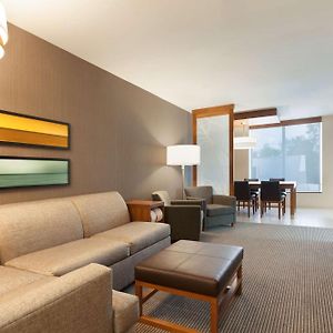 Upper Floors Queen Room