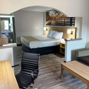 Deluxe King Suite