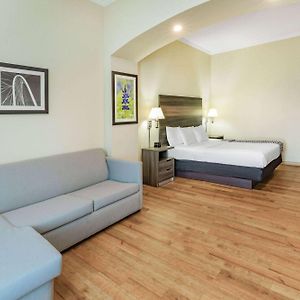 King Room Bath Tub Mobility or Hearing Accessible Non-Smoking