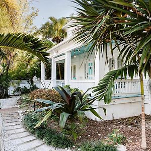 Deluxe King With Balcony - At James House With Parking!
