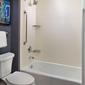 One-Bedroom Queen Suite
