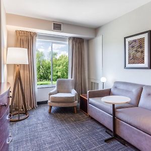 Deluxe One-Bedroom Suite