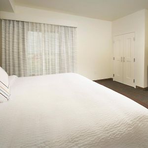 One-Bedroom Upper Floors King Suite