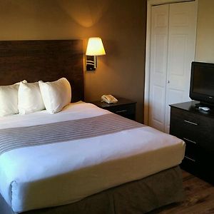 Efficiency Queen Room Mobility accessible