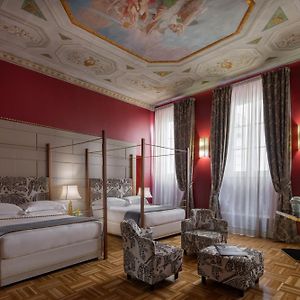 Deluxe Queen Suite